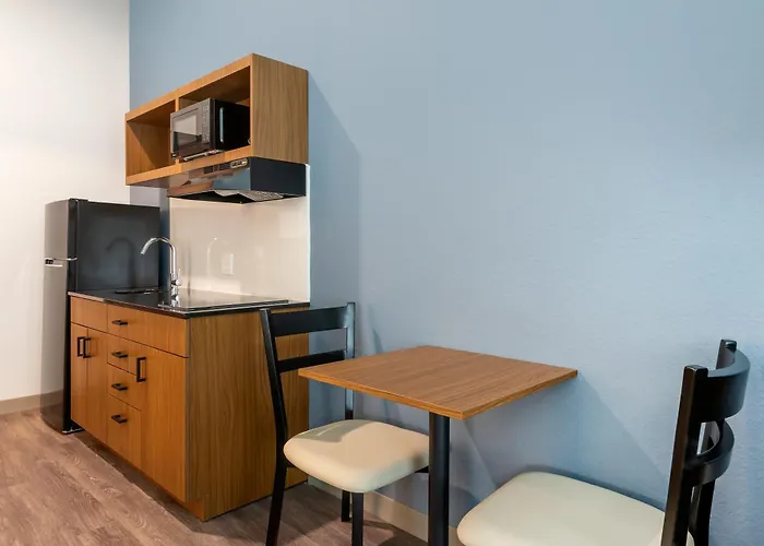 Hometowne Studios By Red Roof Tampa - Airport