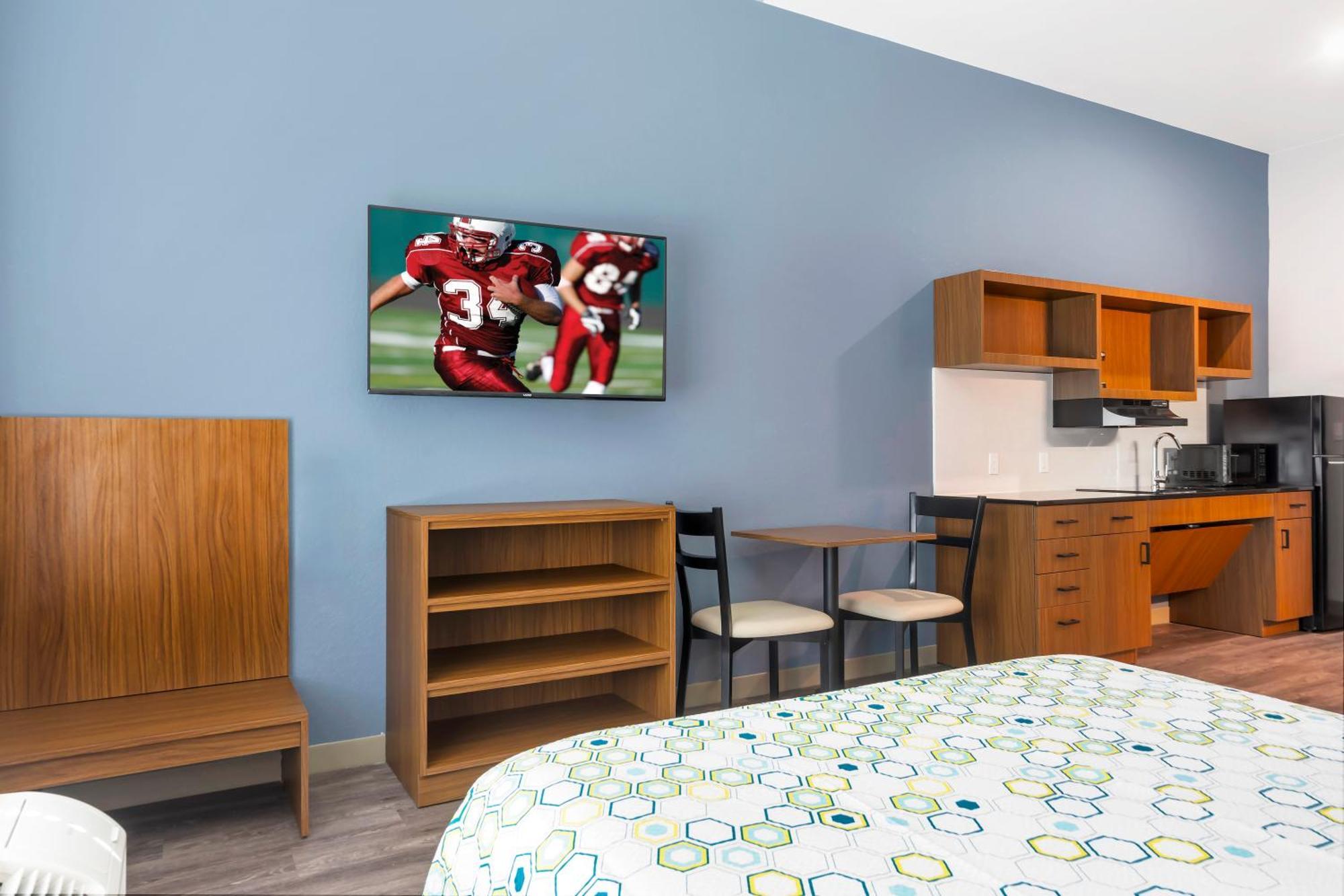 Hometowne By Red Roof Tampa - Airport Motel *