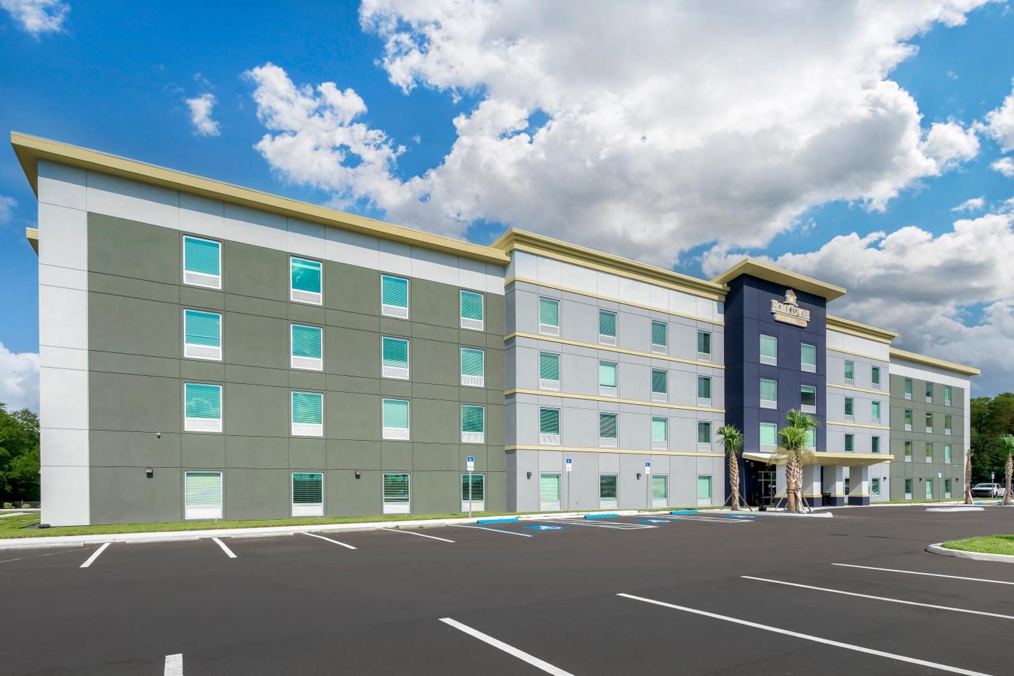 Hometowne By Red Roof Tampa - Airport Motel