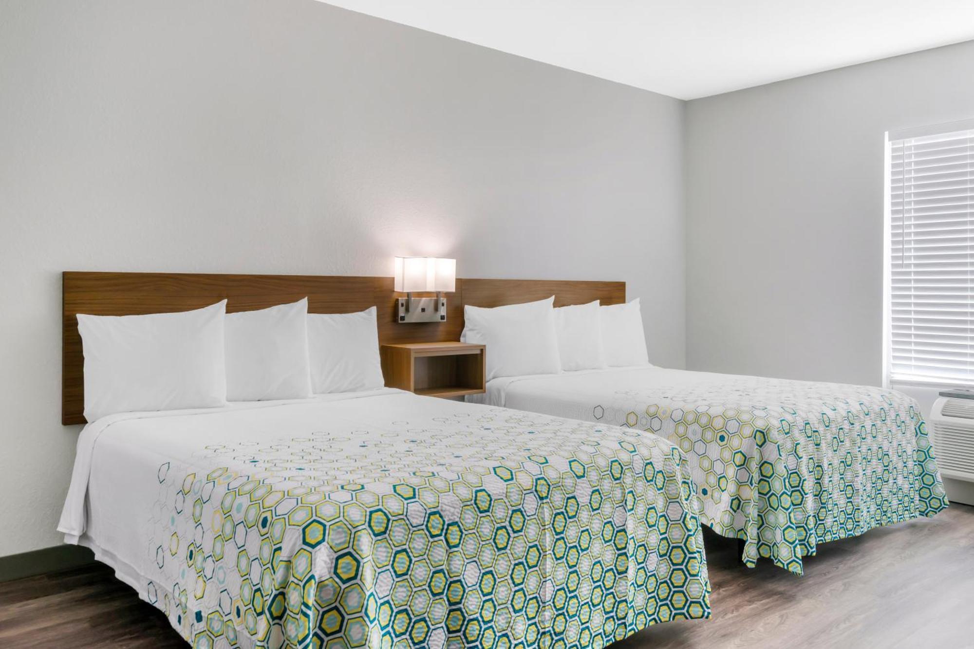 Motel Hometowne By Red Roof Tampa - Airport