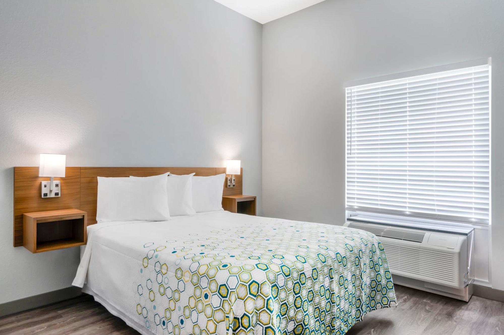 Hometowne By Red Roof Tampa - Airport Motel West Chase
