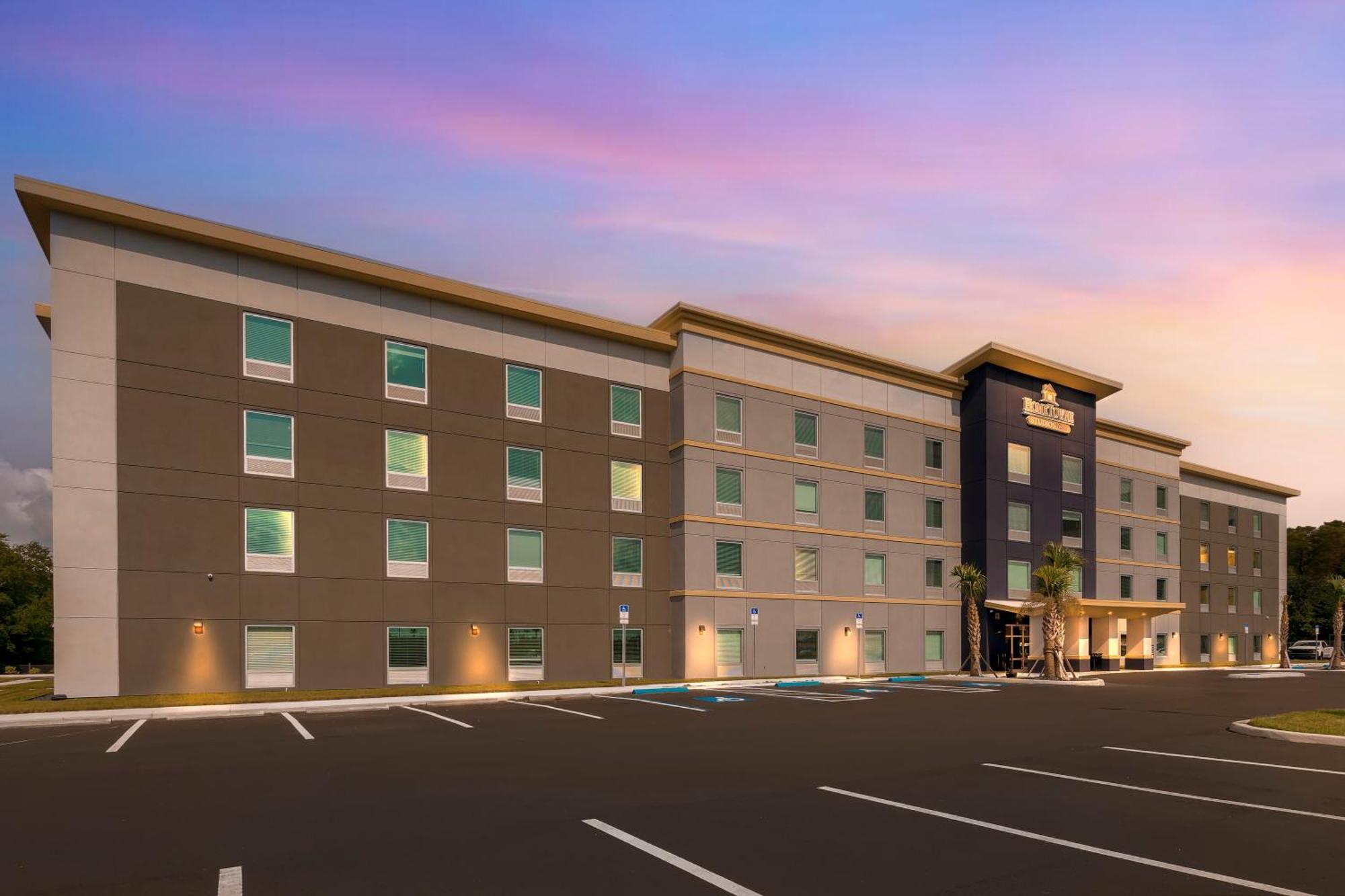 Motel Hometowne By Red Roof Tampa - Airport West Chase