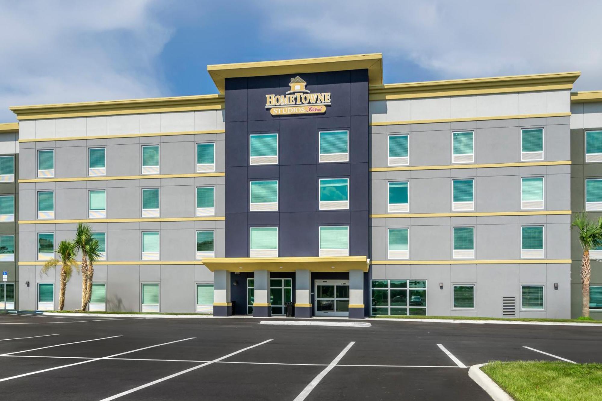 Hometowne By Red Roof Tampa - Airport Motel