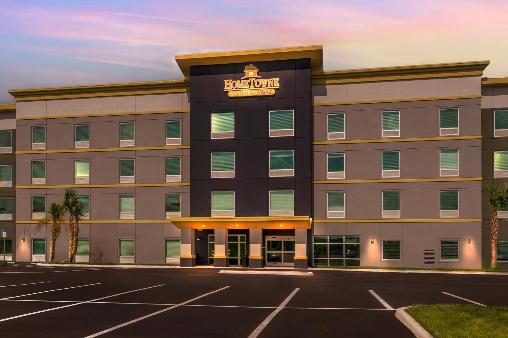 Hometowne By Red Roof - Airport Motel *