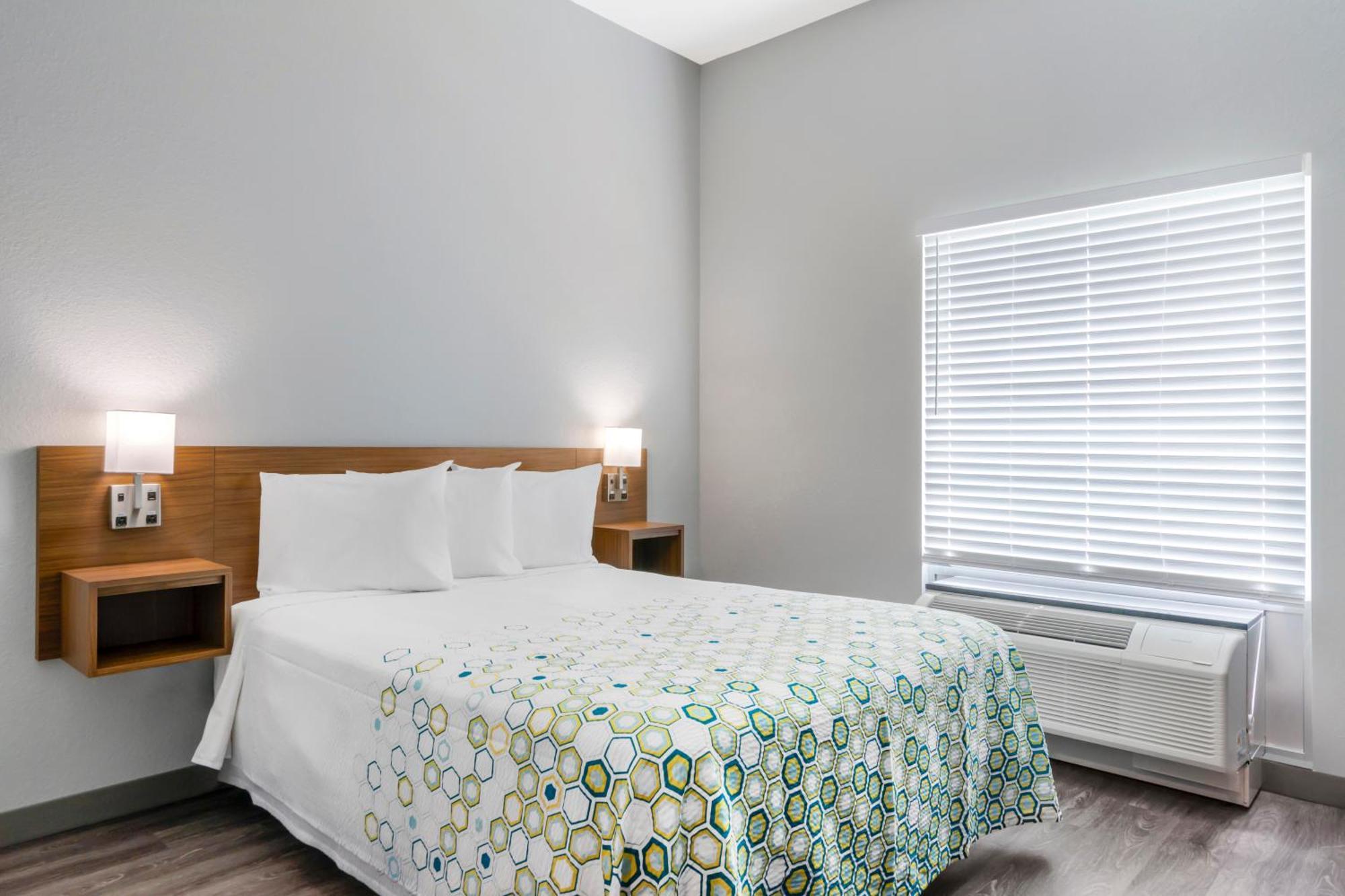 Hometowne By Red Roof - Airport Motel *